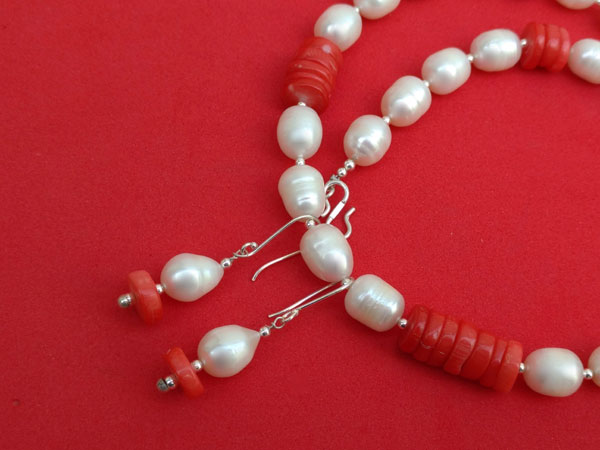 Coral and pearl necklace and earrings set.. Foto 5