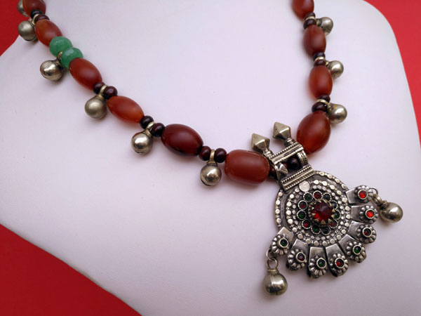 Carnelian agate traditional ethnic necklace.. Foto 2