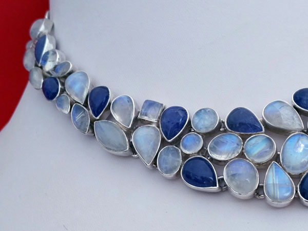 Sterling silver necklace with gems of Tanzanite and Moonstone.. Foto 2