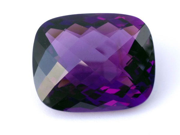 Faceted amethyst gemstone from Namibia.. Foto 1