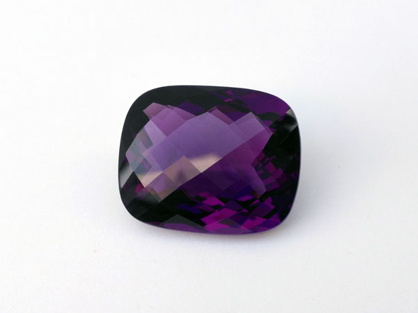 Faceted amethyst gemstone from Namibia.. Foto 2