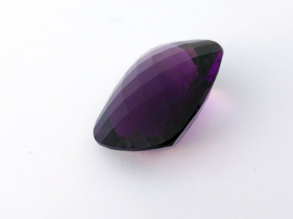 Faceted amethyst gemstone from Namibia.. Foto 3