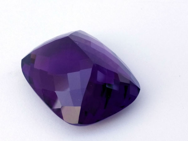 Faceted amethyst gemstone from Namibia.. Foto 4