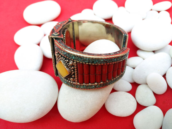 Traditional Tibetan ethnic bracelet.. Foto 3