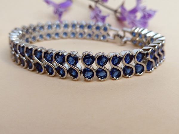 Beautiful ethnic silver and water sapphire bracelet.. Foto 3