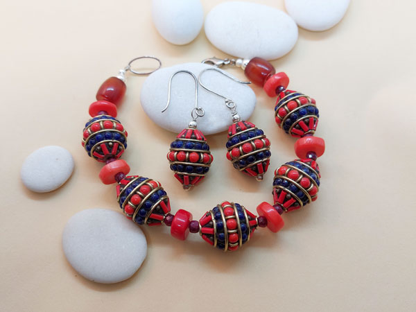 Conjunto de pulsera y pendientes etnicos tibetanos.. Foto 1