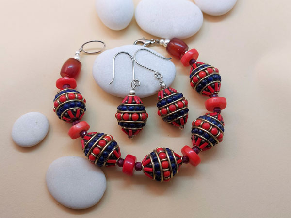 Traditional Tibetan ethnic bracelet and earrings set.. Foto 2
