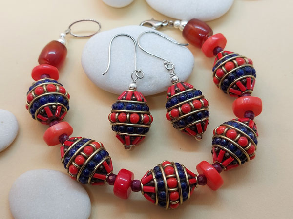 Traditional Tibetan ethnic bracelet and earrings set.. Foto 3