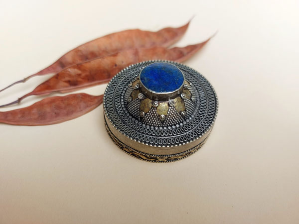 Antigua caja de plata y cobre con una gema de lapis lazuli.. Ref. TVN
