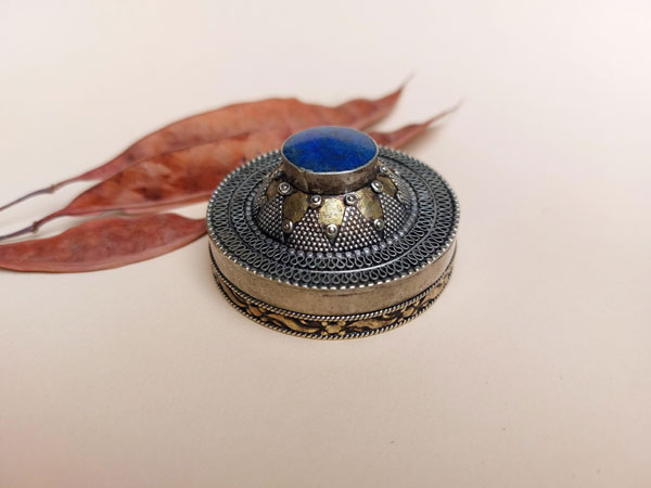 Antigua caja de plata y cobre con una gema de lapis lazuli.. Foto 2