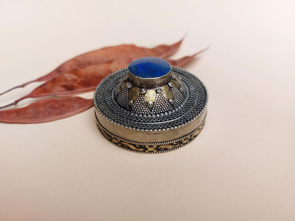 Antique silver and copper box with a lapis lazuli gem.. Foto 2