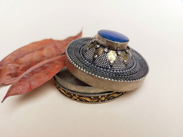 Antigua caja de plata y cobre con una gema de lapis lazuli.. Foto 3