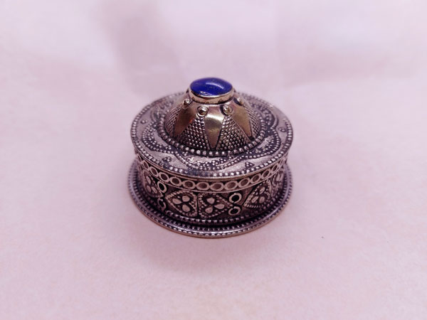 Antique silver and bronze handmade box.. Foto 1