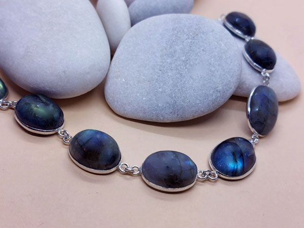 Silver bracelet with polished labradorite.. Foto 1