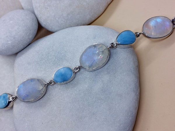 Pulsera de plata con gemas de Larimar y Piedra de luna.. Foto 2