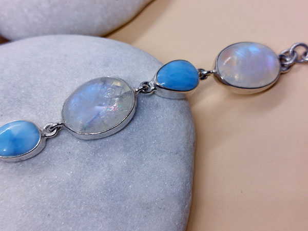 Pulsera de plata con gemas de Larimar y Piedra de luna.. Foto 3