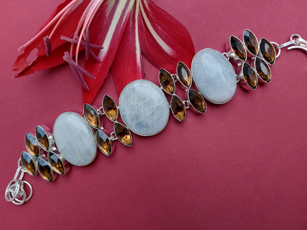 Ethnic moonstone and quartz bracelet.. Foto 1