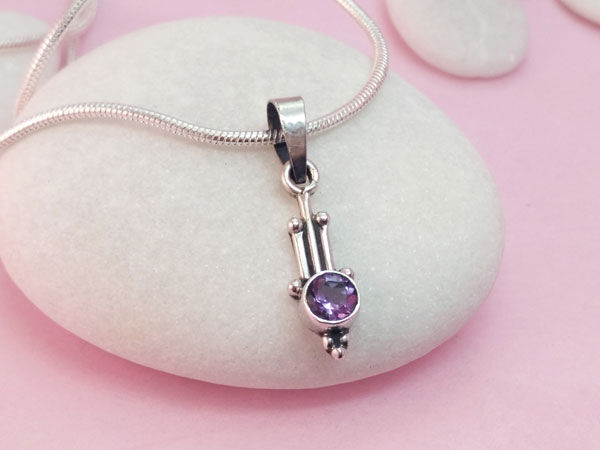 Ethnic Sterling silver pendant and amethyst.. Foto 1