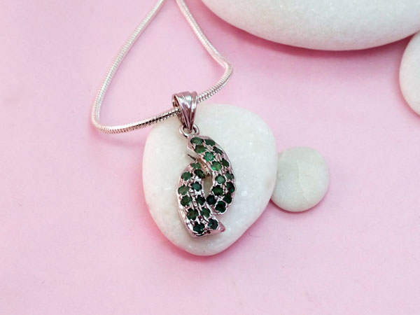 Sterling silver pendant and emerald gems.. Foto 1