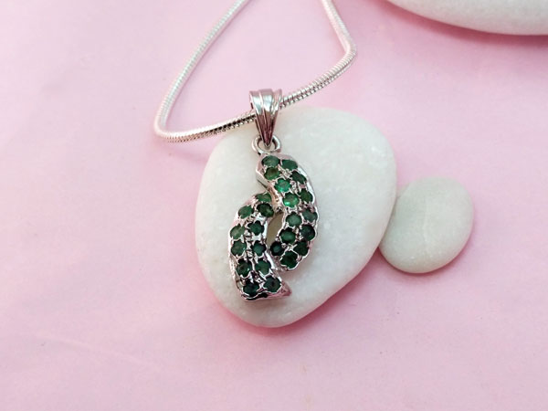 Sterling silver pendant and emerald gems.. Foto 2