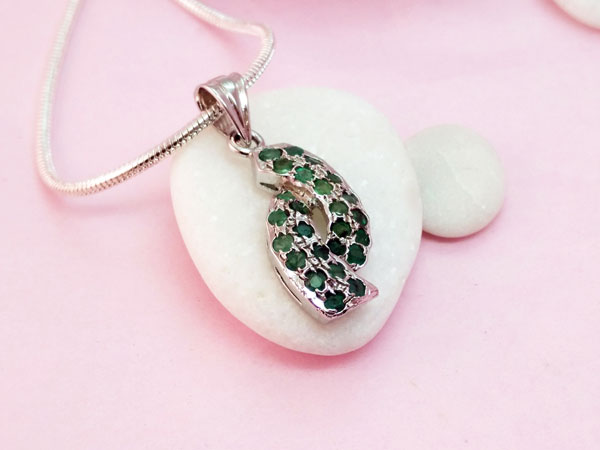 Sterling silver pendant and emerald gems.. Foto 3