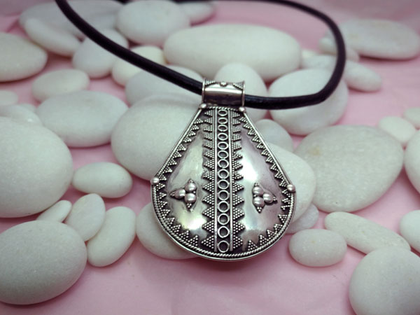 Antiguo colgante de plata etnico de orfebreria artesanal.. Foto 1