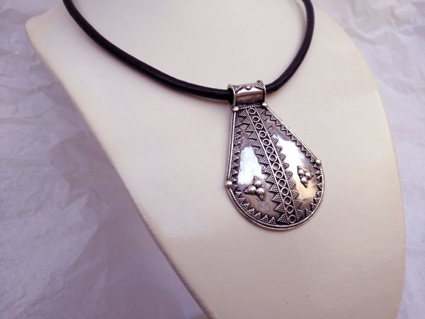 Antiguo colgante de plata etnico de orfebreria artesanal.. Foto 2