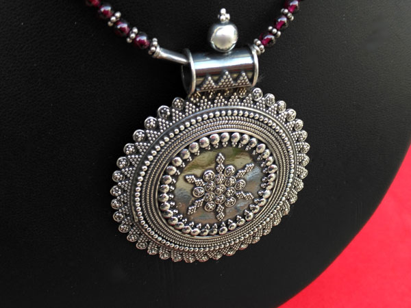 Ethnic Sterling silver pendant in garnet choker.. Foto 2