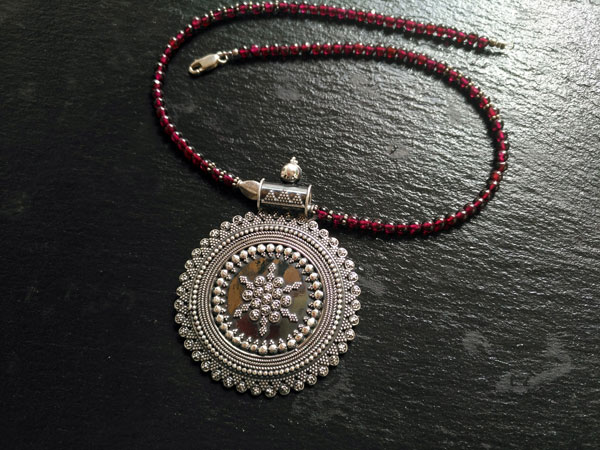 Ethnic Sterling silver pendant in garnet choker.. Foto 3