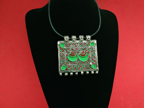 Restored ancient ethnic pendant "tawis".. Foto 1