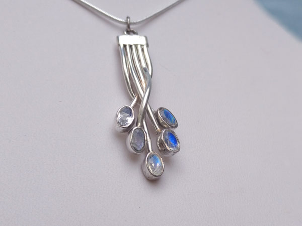 Sterling silver and moonstone handmade pendant.. Foto 1