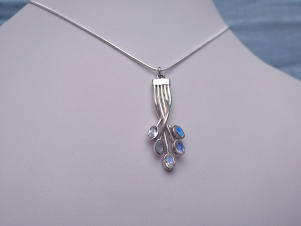 Sterling silver and moonstone handmade pendant.. Foto 2