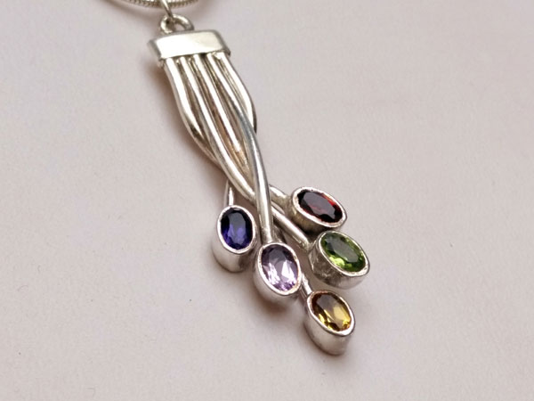 Sterling silver handmade pendant and five different gems.. Foto 3
