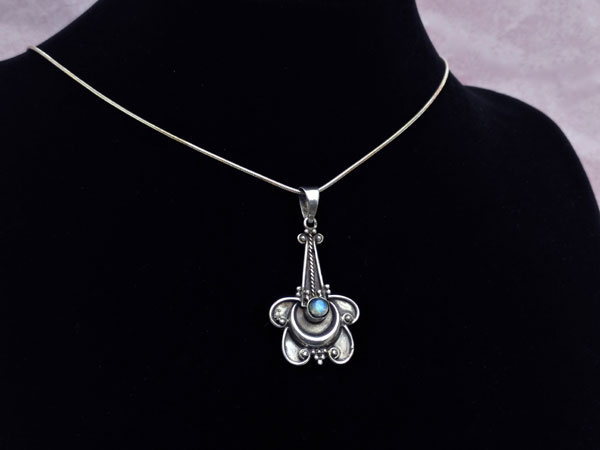 Sterling silver ethnic pendant.. Foto 1