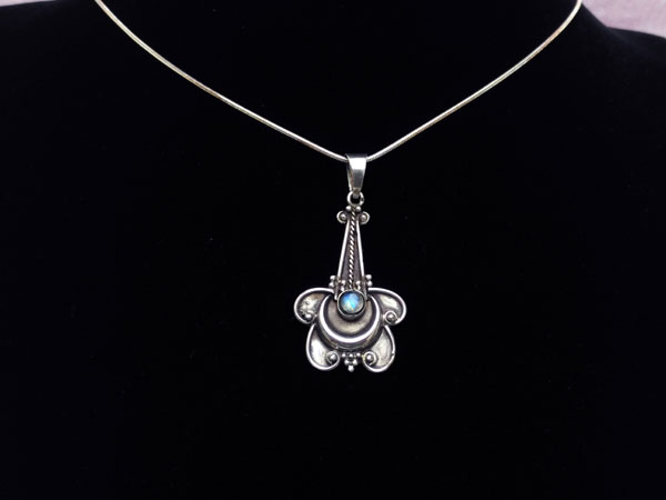 Sterling silver ethnic pendant.. Foto 2