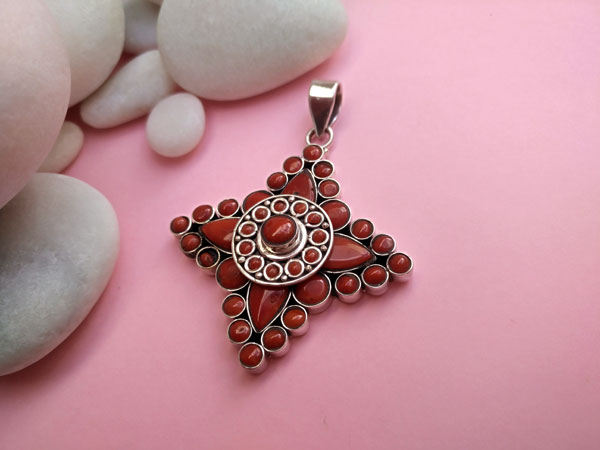 Coral and Sterling silver Tibetan pendant.. Foto 1