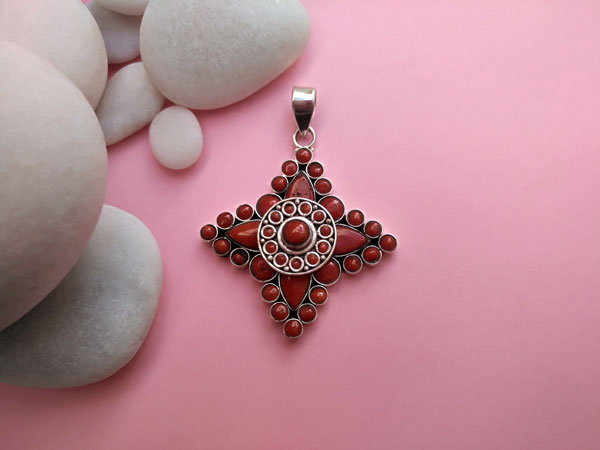 Coral and Sterling silver Tibetan pendant.. Foto 2