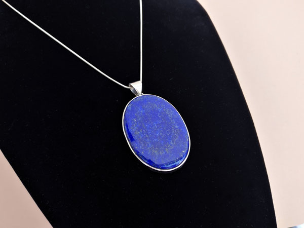 Ethnic silver and Lapis lazuli pendant.. Foto 1