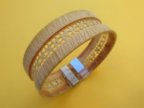 Antigua pulsera de marfil labrada artesanalmente.. Foto 4