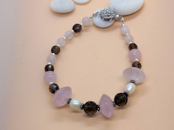 Silver bracelet with rose quartz, pearls and smoky quartz.. Foto 1