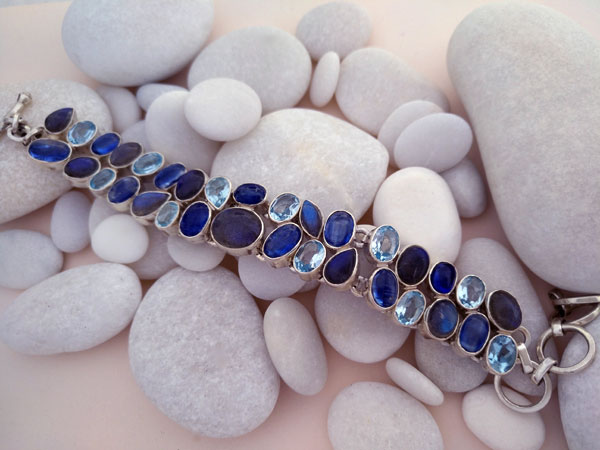 Sterling silver bracelet with aquamarine, tanzanite and labradorite gems.. Foto 1