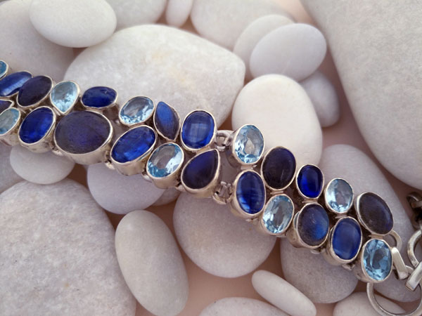 Sterling silver bracelet with aquamarine, tanzanite and labradorite gems.. Foto 2