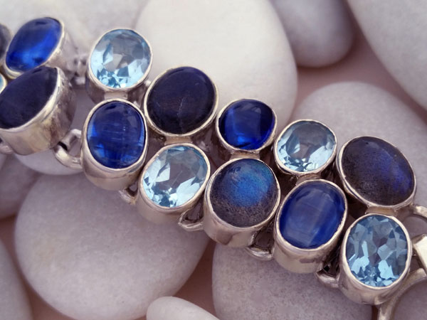 Sterling silver bracelet with aquamarine, tanzanite and labradorite gems.. Foto 4