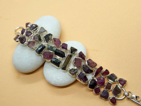 Handmade Sterling silver and tourmaline gem bracelet.. Foto 1