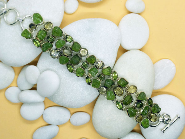 Silver bracelet with green apatite and topaz gems.. Foto 1