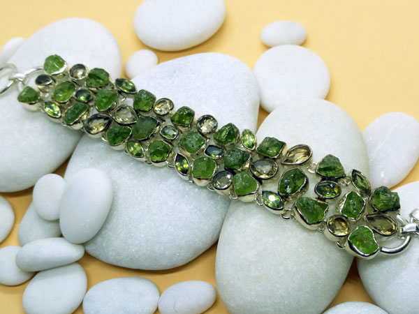 Pulsera de plata con gemas de apatito verde y topacios.. Foto 2