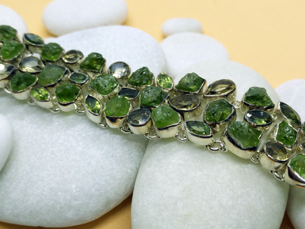 Silver bracelet with green apatite and topaz gems.. Foto 3
