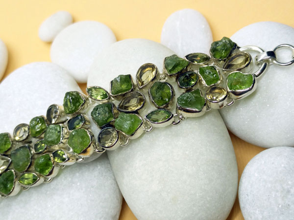 Silver bracelet with green apatite and topaz gems.. Foto 4