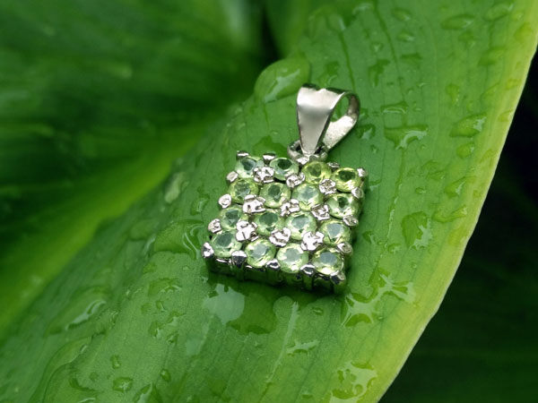 Peridot and Sterling silver ethnic pendant.. Foto 1