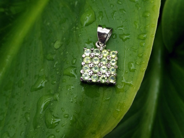 Peridot and Sterling silver ethnic pendant.. Foto 2